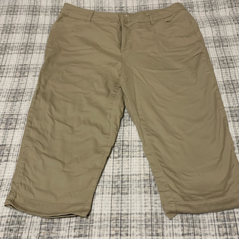 St. John’s bay size 14 khaki capri pants